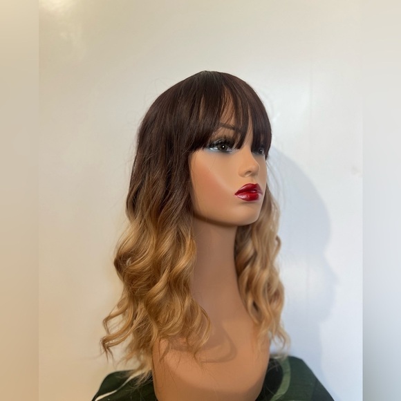 Wavy Medium Short Wig Balayage Blonde - Realistic Look - Picture 3 of 9